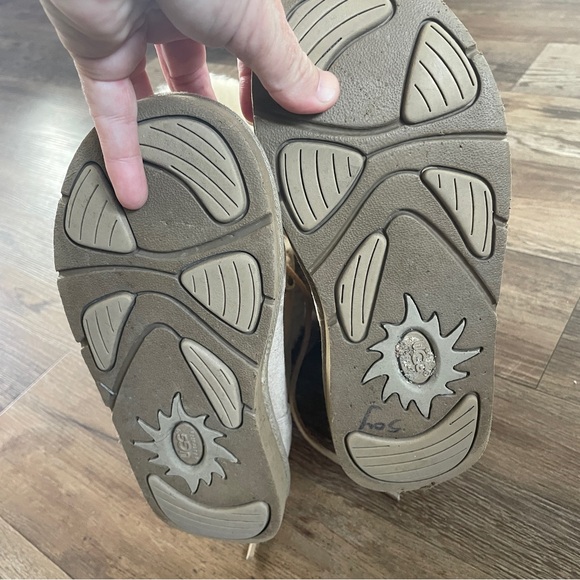 Uggs Montclair lace up boots 6 - Picture 8 of 13